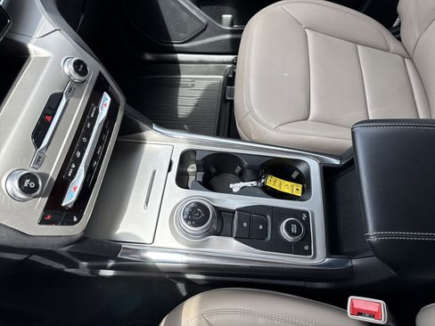 Used 2022 Ford Explorer XLT w/ Equipment Group 202A image 34