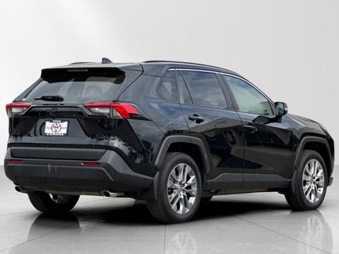Used 2021 Toyota RAV4 XLE Premium image 3