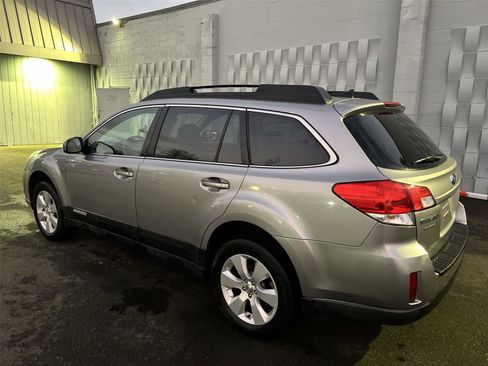 Used 2011 Subaru Outback 2.5i Limited image 8