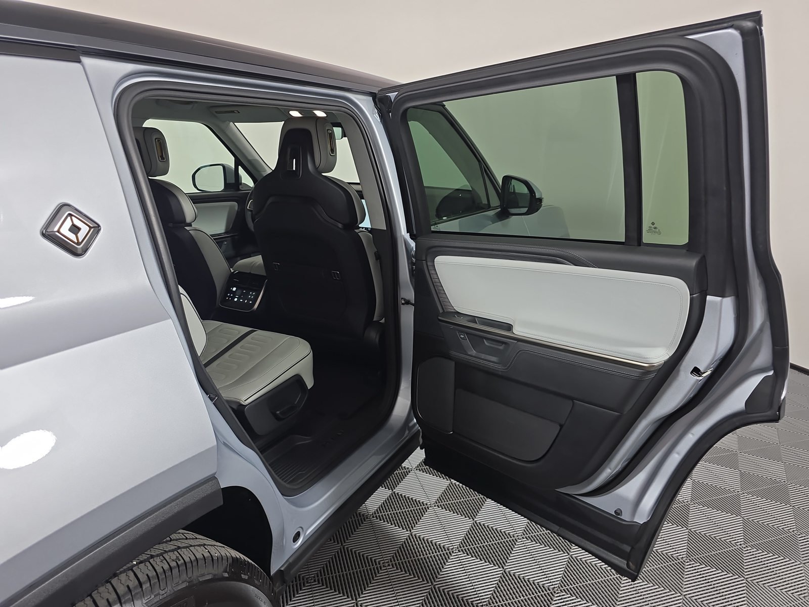 Used 2025 Rivian R1S Adventure Dual AWD/4WD image 19