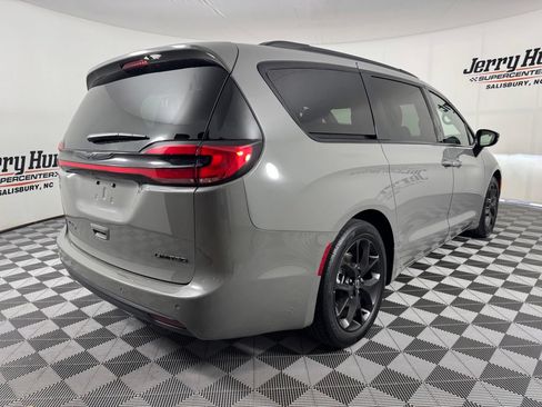 Used 2025 Chrysler Pacifica Limited FWD image 6