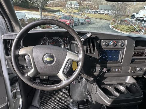 Used 2015 Chevrolet Express 3500 image 27