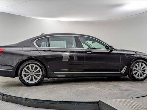 Used 2018 BMW 740i image 9