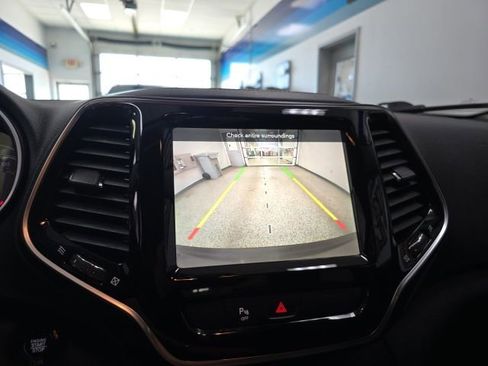 Used 2019 Jeep Cherokee Limited FWD image 21