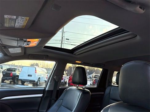 Used 2018 Toyota Highlander XLE image 17