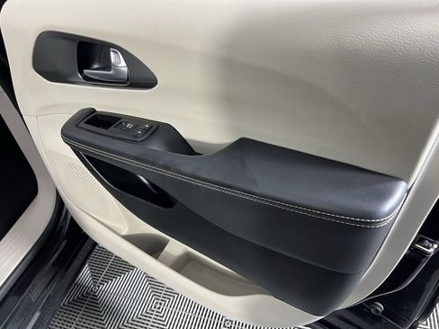 Certified 2024 Chrysler Pacifica Touring-L image 34