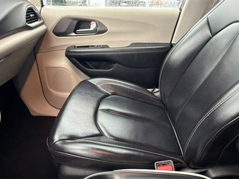 Used 2023 Chrysler Pacifica Touring-L image 20