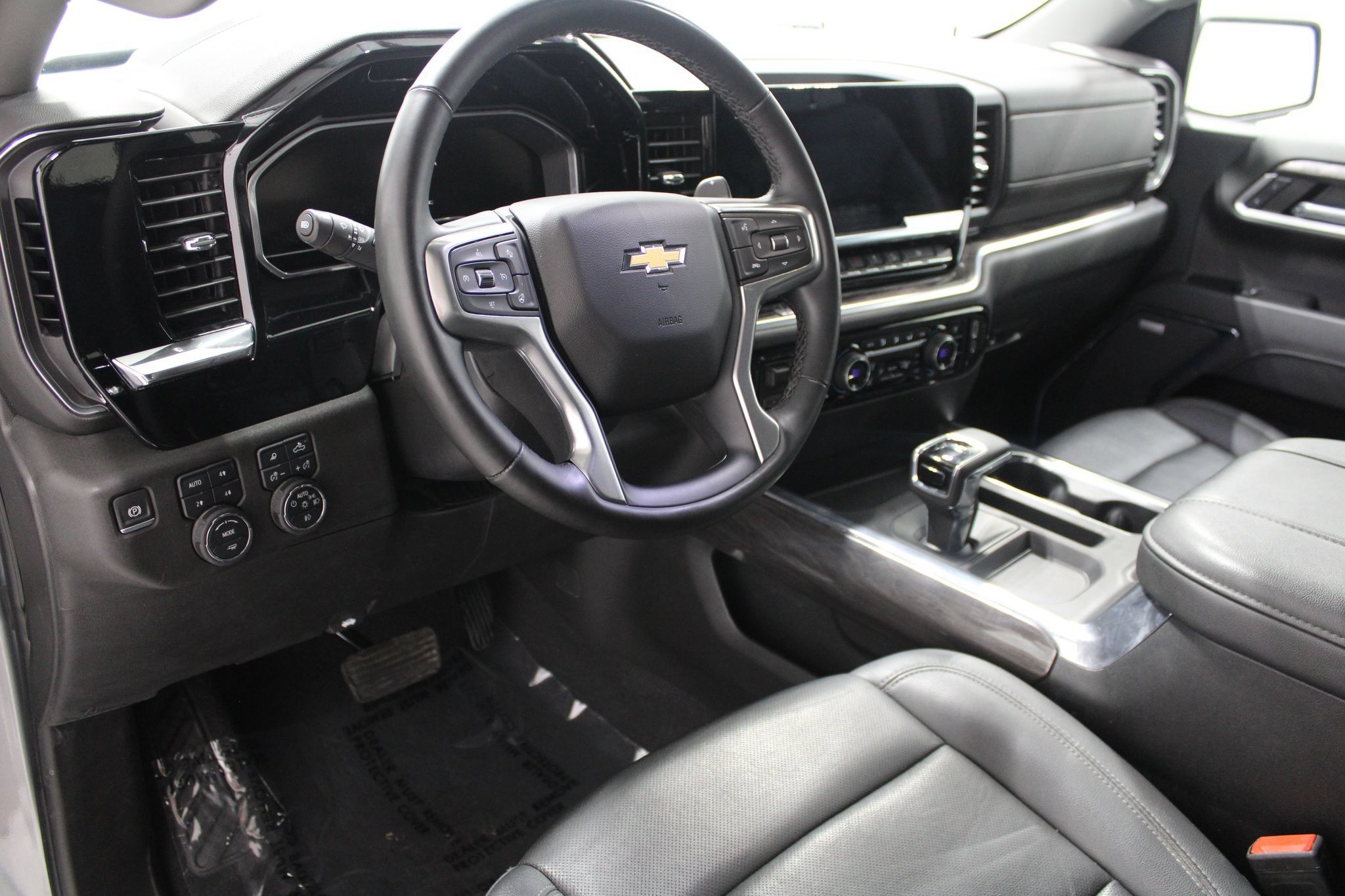 Used 2024 Chevrolet Silverado 1500 LTZ AWD/4WD image 13