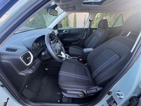 Used 2025 Hyundai Venue SEL image 25