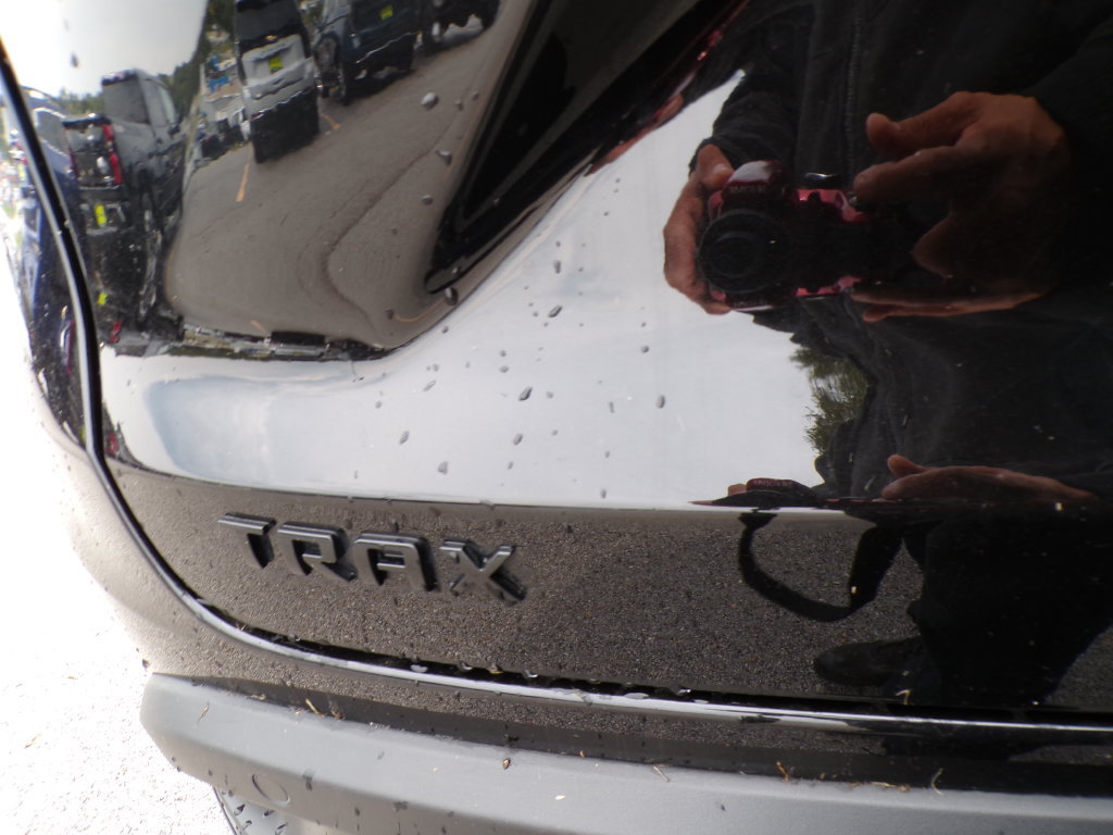 Used 2025 Chevrolet Trax RS w/ Sunroof Package FWD image 18