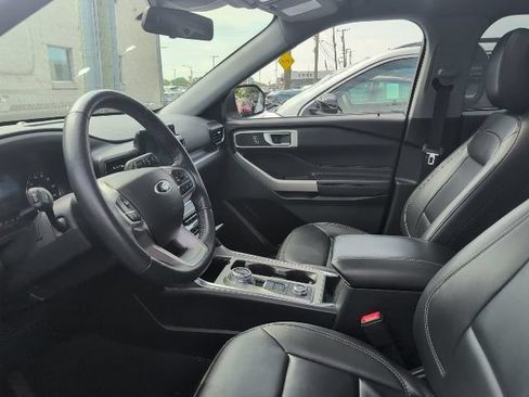 Used 2022 Ford Explorer XLT w/ Equipment Group 202A AWD/4WD image 4