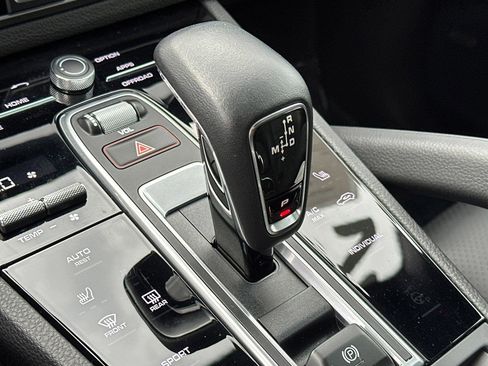 Used 2023 Porsche Cayenne Platinum Edition image 18