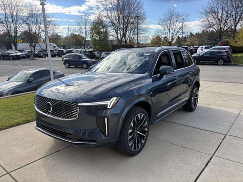 Used 2026 Volvo XC90 B5 Plus w/ Protection Package Premier AWD/4WD image 3