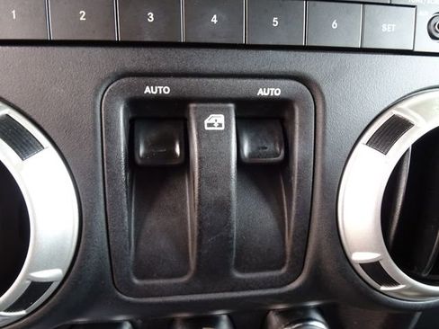 Used 2018 Jeep Wrangler Sahara AWD/4WD image 16
