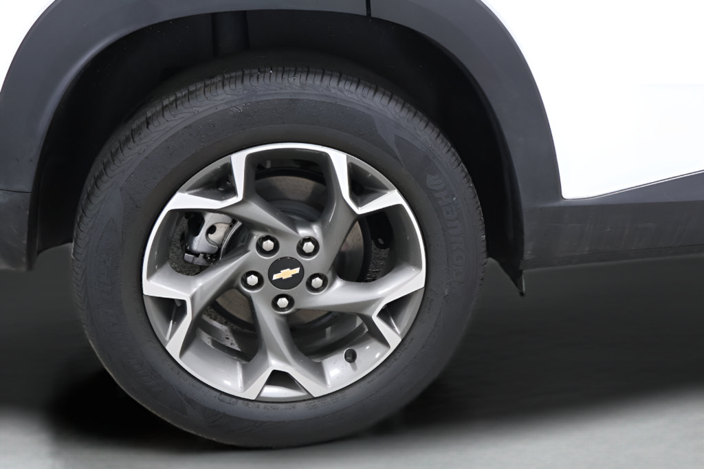 Used 2025 Chevrolet Trax LT w/ LT Convenience Package FWD image 30