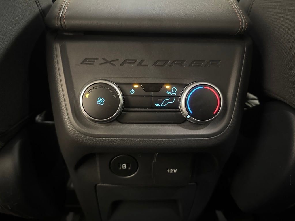Used 2025 Ford Explorer Active AWD/4WD image 17