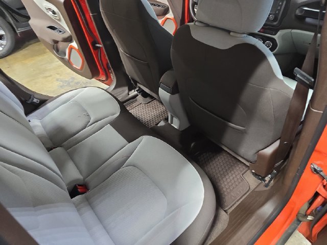Used 2017 Jeep Renegade Latitude w/ Cold Weather Group AWD/4WD image 15