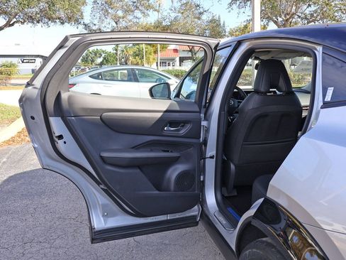 Used 2023 Nissan Ariya AWD image 25