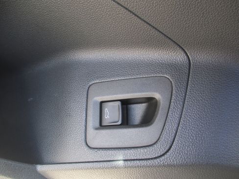 Used 2020 Volkswagen Atlas Cross Sport SE image 17