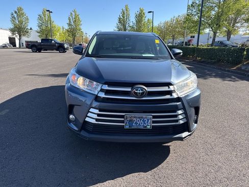 Used 2017 Toyota Highlander XLE AWD/4WD image 2