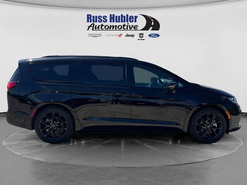 Used 2026 Chrysler Pacifica Limited w/ Uconnect Theater Family Group FWD image 7