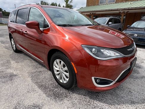 Used 2018 Chrysler Pacifica Touring-L FWD image 7