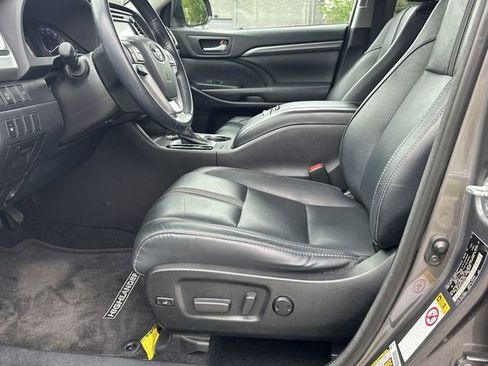 Used 2018 Toyota Highlander SE FWD image 11