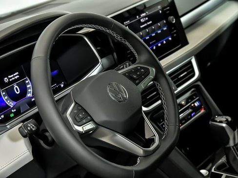 Certified 2025 Volkswagen Taos SE w/ Panoramic Sunroof Package image 10