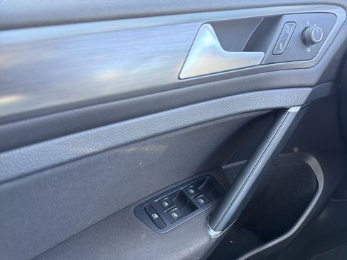 Used 2019 Volkswagen e-Golf SE w/ Driver Assistance Package image 24