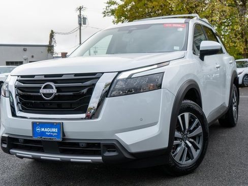 Certified 2025 Nissan Pathfinder SL image 1