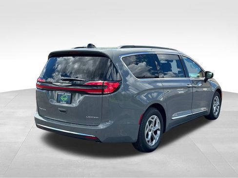 Used 2023 Chrysler Pacifica Limited FWD image 2