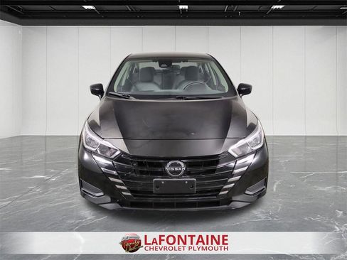 Used 2023 Nissan Versa SV image 3