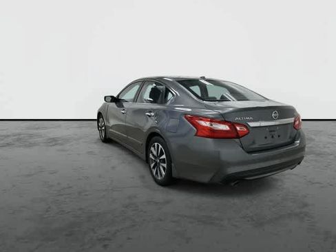 Used 2017 Nissan Altima 2.5 SV FWD image 2