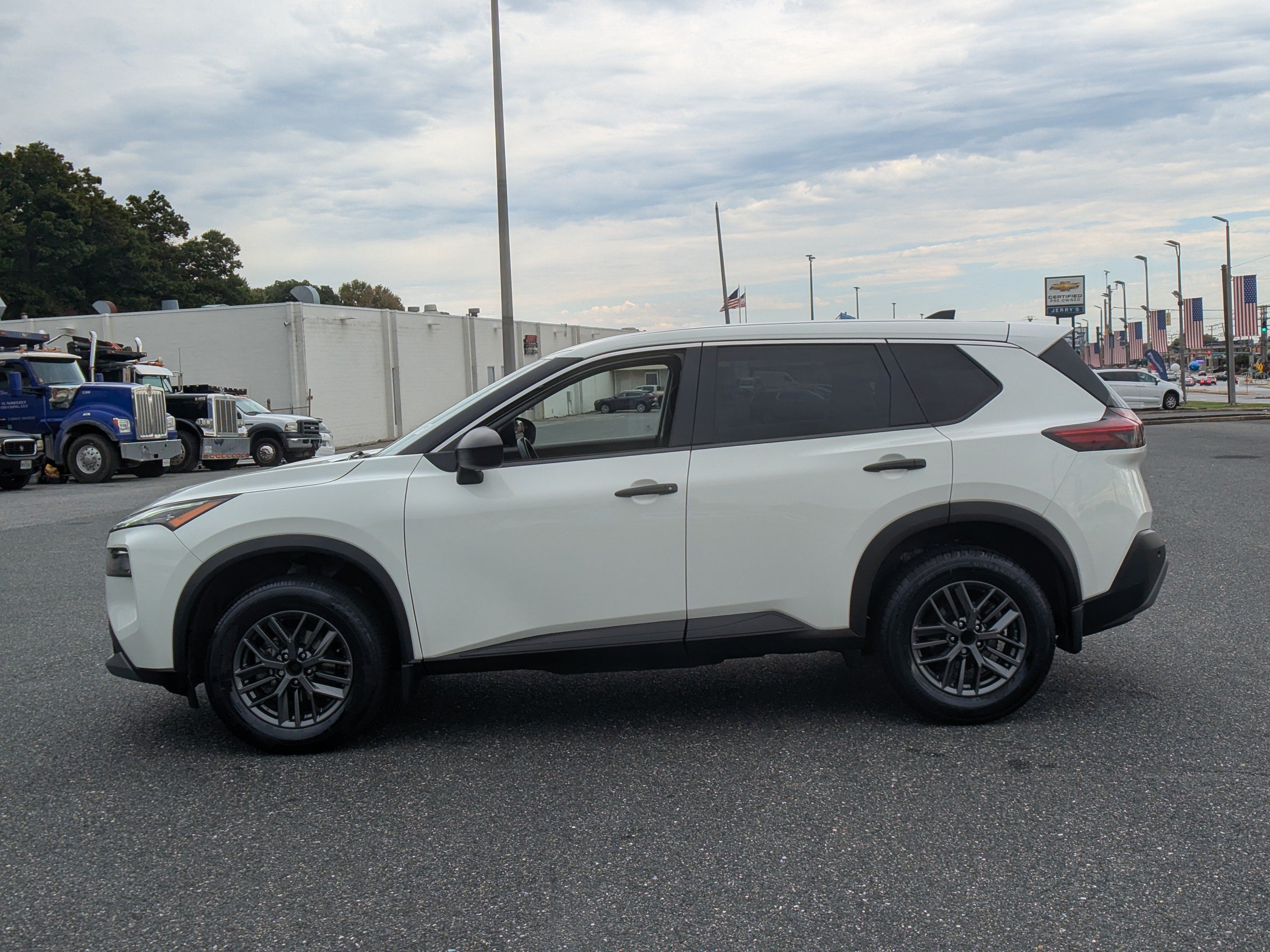 Used 2023 Nissan Rogue S FWD image 5