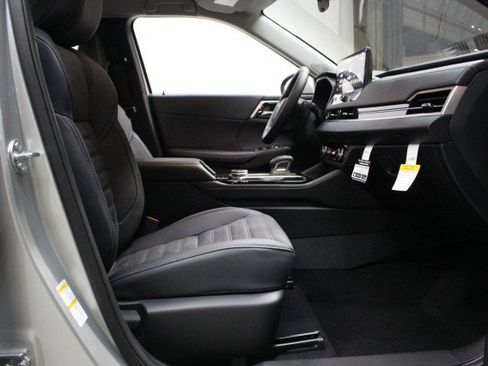 New 2025 Mitsubishi Outlander SE image 18