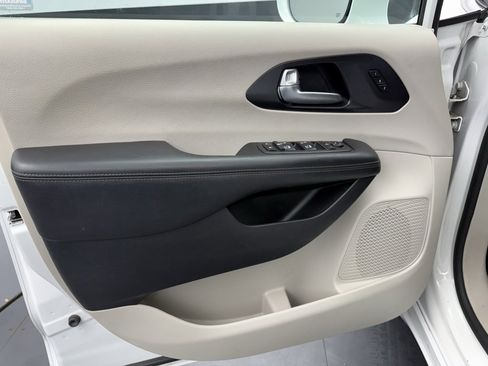 Used 2020 Chrysler Pacifica Limited w/ 8-pass Seating Package image 23