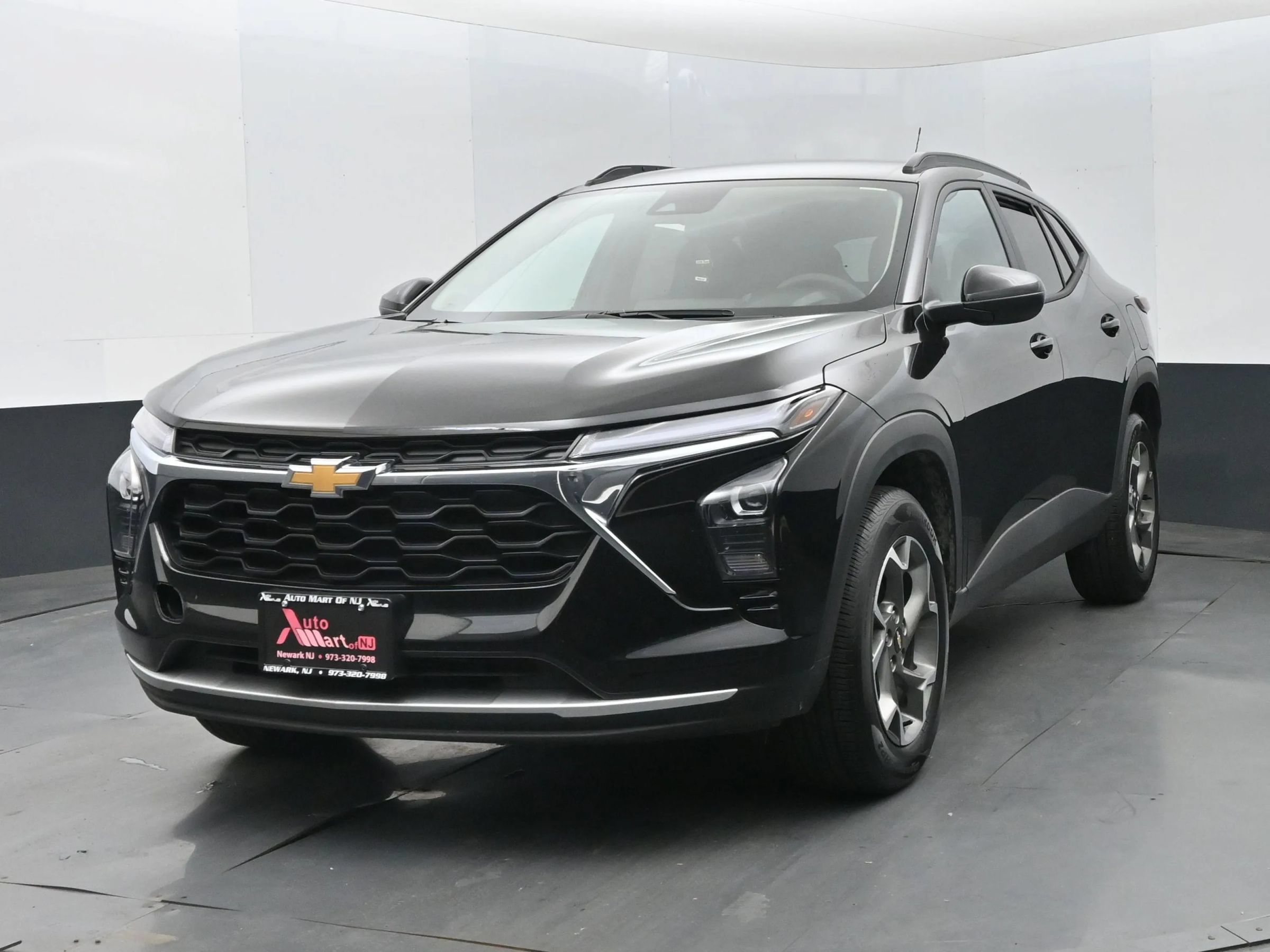Used 2026 Chevrolet Trax LT FWD image 1