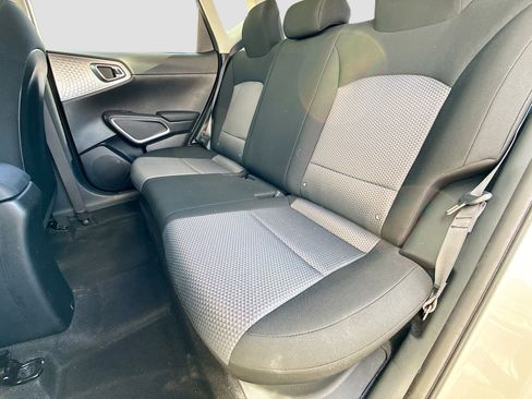 Used 2022 Kia Soul LX image 19