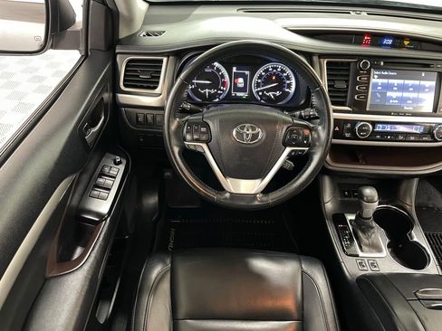 Used 2017 Toyota Highlander XLE AWD/4WD image 24