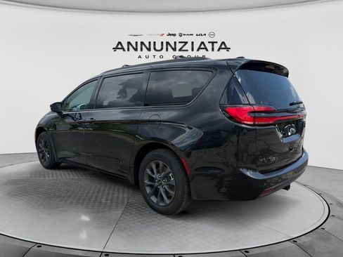 Used 2021 Chrysler Pacifica Touring-L w/ Premium & Safety Sphere Group AWD/4WD image 3