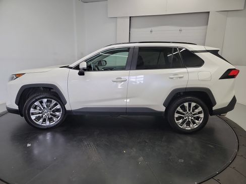 Used 2021 Toyota RAV4 XLE Premium FWD image 4