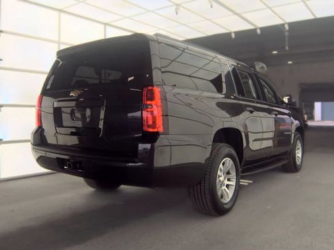 Used 2018 Chevrolet Suburban LT RWD image 2