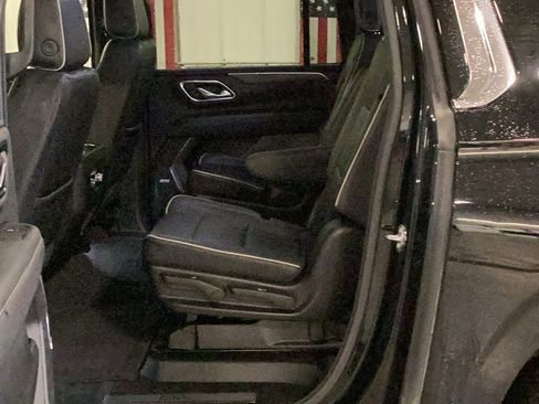 Used 2024 GMC Yukon XL SLT w/ SLT Luxury Package image 17