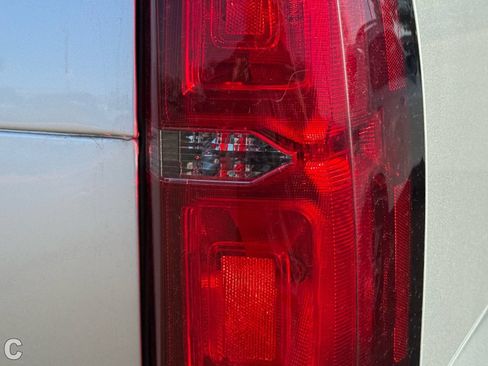 Used 2020 Chevrolet Suburban LT RWD image 13
