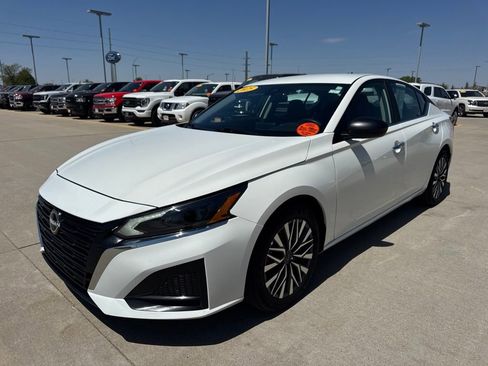 Used 2025 Nissan Altima 2.5 SV FWD image 23