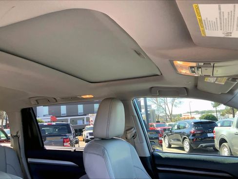 Used 2019 Toyota Highlander XLE image 14