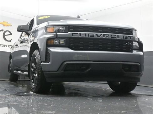 Used 2021 Chevrolet Silverado 1500 Custom image 3