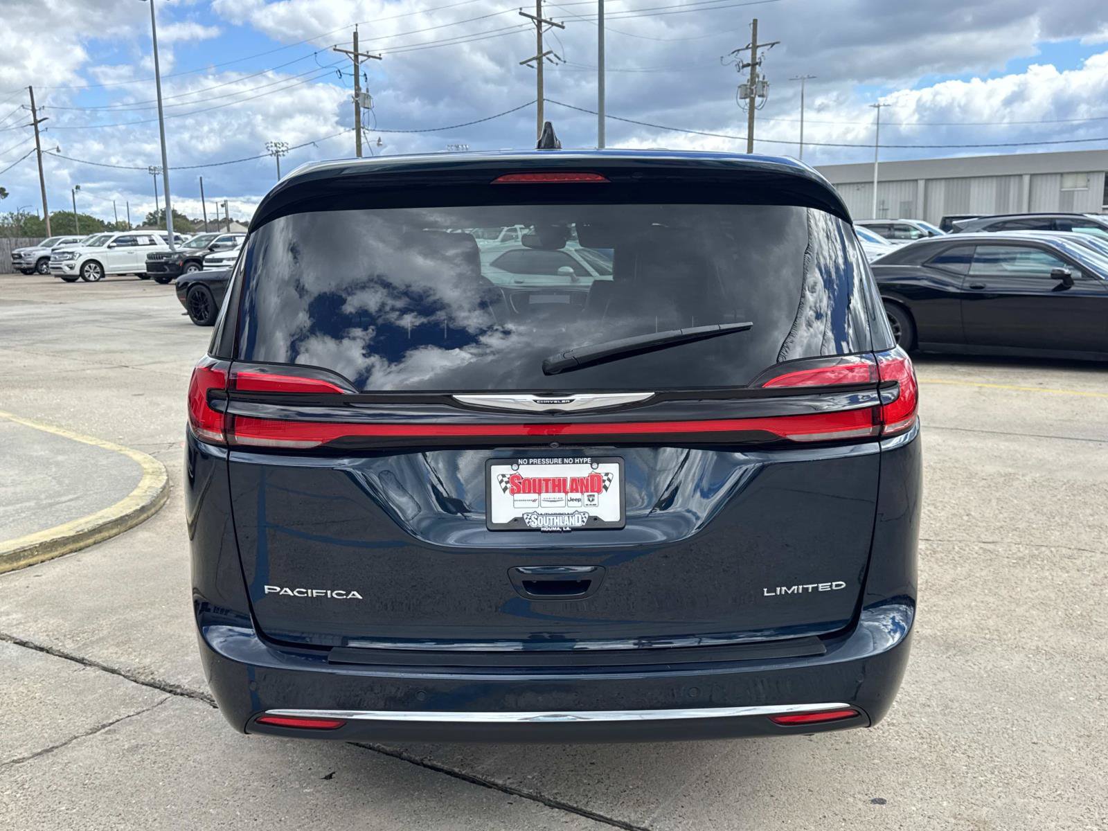Used 2024 Chrysler Pacifica Limited FWD image 7