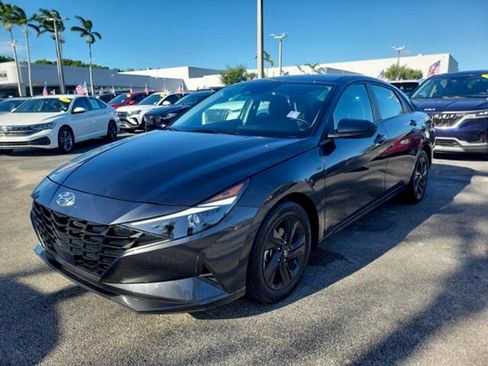 Used 2022 Hyundai Elantra SEL w/ Convenience Package FWD image 3