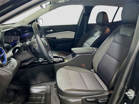 Used 2025 Chevrolet Trax LT w/ Driver Confidence Package image 18